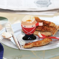 SOLDIER EGG CUP AND TOAST CUTTER